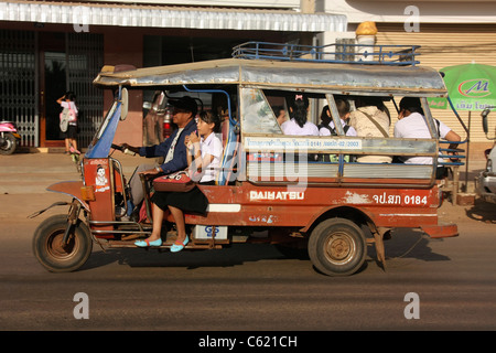 Laos locale passeggeri taxi bus velocità attraverso le strade affollate di pakse laos Foto Stock