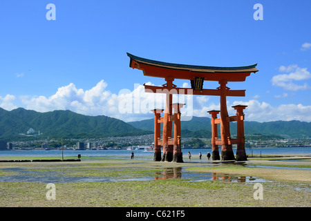 Il otori gate che accoglie i visitatori di Miyajima, Giappone. Foto Stock