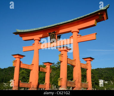 Il otori gate che accoglie i visitatori di Miyajima, Giappone. Foto Stock