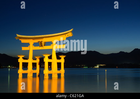 Il famoso 'otori' floating gate accoglie i visitatori di Miyajima island, Giappone. Foto Stock