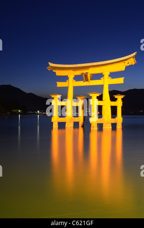 Il famoso 'otori' floating gate accoglie i visitatori di Miyajima island, Giappone. Foto Stock