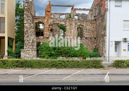 La guerra gli edifici danneggiati a Mostar, in Bosnia ed Erzegovina Foto Stock