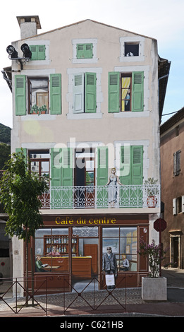 Edificio dipinto con "Café du Centre" trompe l'oeil dipinto sul muro che mostra café scena in Cruas nella Valle del Rodano in Francia Foto Stock