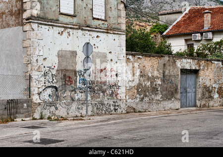 La guerra gli edifici danneggiati a Mostar, in Bosnia ed Erzegovina Foto Stock