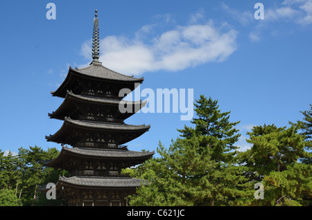 Tempio di Kofuku-ji è uno dei 8 Monumenti storici dell'antica Nara come designato dall'UNESCO a Nara, Giappone. Foto Stock