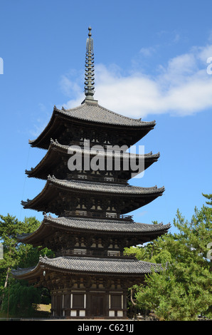 Tempio di Kofuku-ji è uno dei 8 Monumenti storici dell'antica Nara come designato dall'UNESCO a Nara, Giappone. Foto Stock