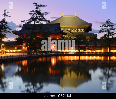 Esterno di Todaiji, l'edificio in legno più grande del mondo e un Sito Patrimonio Mondiale dell'UNESCO a Nara, Giappone. Foto Stock