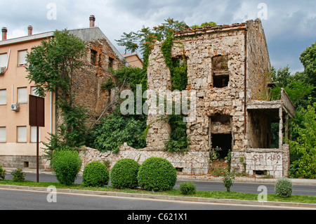 La guerra gli edifici danneggiati a Mostar, in Bosnia ed Erzegovina Foto Stock