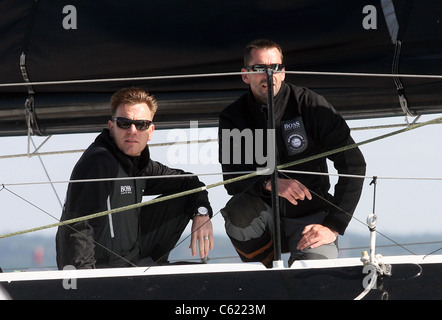 COWES, ISLE OF WIGHT - Ewan McGregor parla di un membro dell'equipaggio a bordo di Hugo Boss con skipper da Alex Thomson Foto Stock