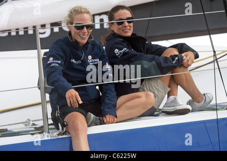 COWES, ISLE OF WIGHT - Zara Phillips e Natalie Pinkham vela su Artemis Ocean Racing durante il 2011 Artemis Challenge Foto Stock