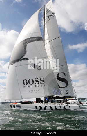 COWES, ISLE OF WIGHT - Ewan McGregor vele su Hugo Boss con skipper da Alex Thomson nel 2011 Artemis Challenge Foto Stock