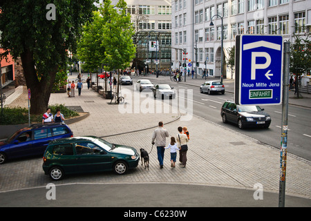 Famiglia attraversando la strada davanti alla vettura, Germania Foto Stock