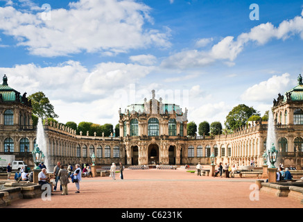 I turisti presso il Palazzo Zwinger cortile, Dresda, Germania Foto Stock