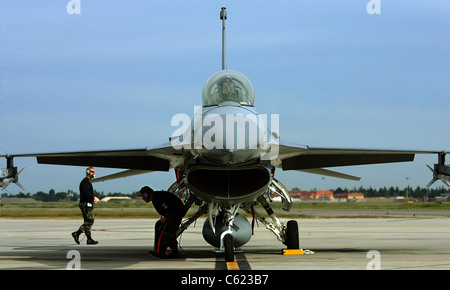 Equipaggio di volo prepara un US Air Force jet da combattimento Foto Stock