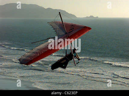 Deltaplano oltre oceano Pacifico California Foto Stock