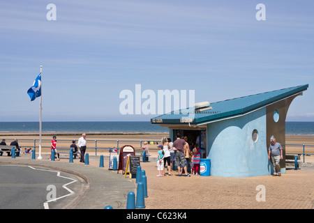 Gelateria la vendita di gelati sul mare dalla spiaggia di Welsh località balneare di Benllech, Anglesey, Galles del Nord, Regno Unito. Foto Stock