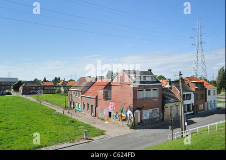 Il desolato villaggio fantasma di Doel lungo il porto di Anversa con case abbandonate occupata da squatter dopo espropriazione, Belgio Foto Stock