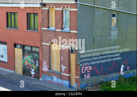 La desolata Polder fiamminghi village Doel lungo il porto di Anversa con barricati case coperte di graffiti da occupanti abusivi, Belgio Foto Stock