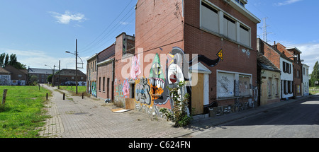 La desolata Polder fiamminghi village Doel lungo il porto di Anversa con barricati case coperte di graffiti da occupanti abusivi, Belgio Foto Stock