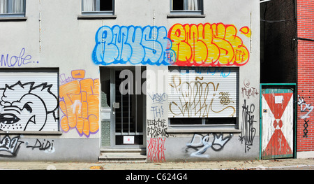 Le deserte Polder fiamminghi village Doel lungo il porto di Anversa con case abbandonate coperto di graffiti da occupanti abusivi, Belgio Foto Stock