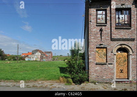 La desolata Polder fiamminghi village Doel lungo il porto di Anversa con barricati case coperte di graffiti da occupanti abusivi, Belgio Foto Stock