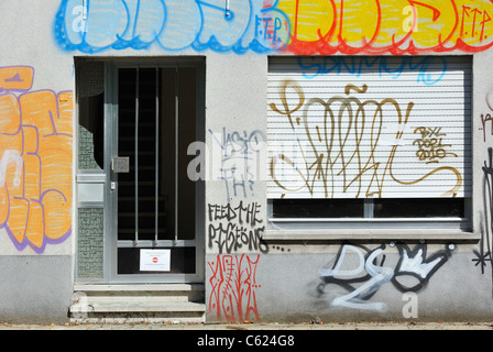 La desolata Polder fiamminghi village Doel lungo il porto di Anversa con case abbandonate coperto di graffiti da occupanti abusivi, Belgio Foto Stock