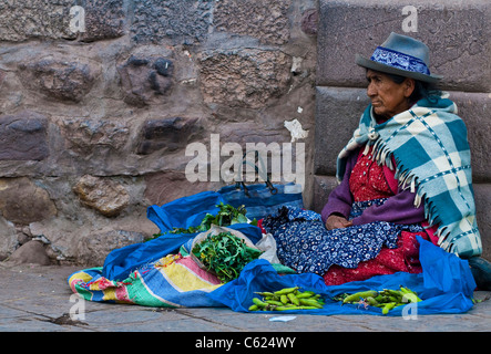 Le donne peruviane in un mercato in Cusco Peru Foto Stock