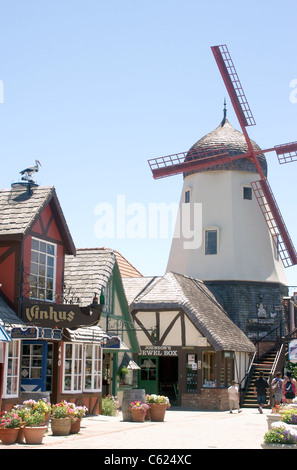 Il mulino a vento di danesi e negozi in Solvang, California Foto Stock