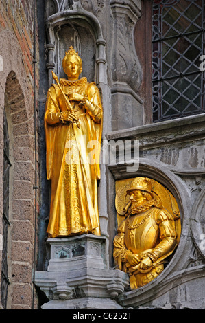 Bruges, Fiandre, in Belgio. Statua d'oro - dettaglio dalla facciata della Basilica del Sangue Sacro / Heilig Bloedbasiliek Foto Stock