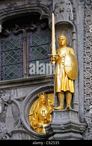 Bruges, Fiandre, in Belgio. Statua d'oro - dettaglio dalla facciata della Basilica del Sangue Sacro / Heilig Bloedbasiliek Foto Stock