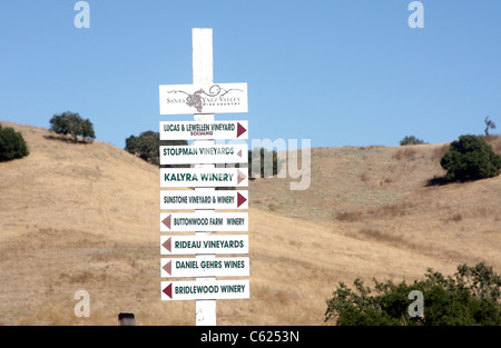 Segno dare indicazioni per vari vigneti intorno alla Santa Ynez Valley, vicino a Solvang, California Foto Stock