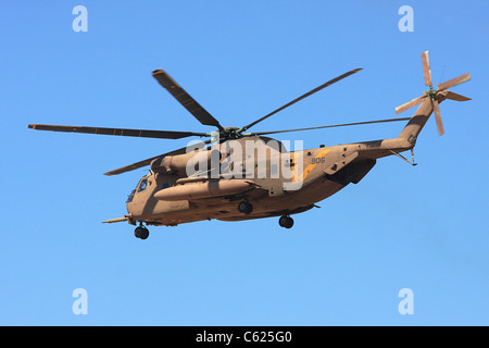 Sikorsky CH-53 delle Forze di Difesa Israeliane pochi istanti dopo il decollo Foto Stock