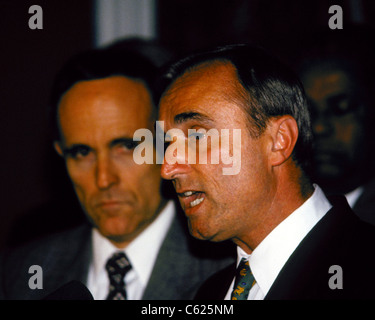 La polizia Comm. William Bratton appare con il sindaco Rudy Giuliani nel corso di una conferenza stampa Foto Stock