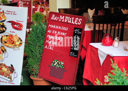 Bruxelles, Belgio. Ristorante segno indicante il prezzo delle cozze Piatti. 'Mariniere' scritto male. Foto Stock