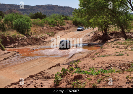 Di automobili che circolano attraverso uno dei guadi nel Palo Duro Canyon State Park, Texas Foto Stock