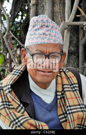 Ritratto di un uomo nepalese presi in Kathmandu, la città capitale del Nepal Foto Stock