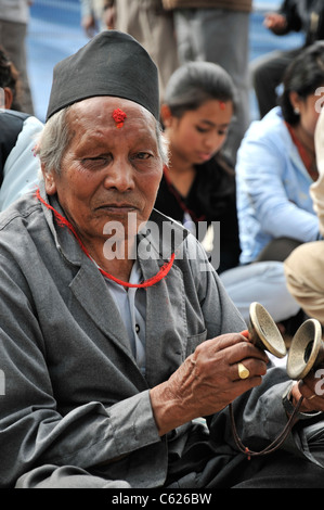 Ritratto di un uomo nepalese presi in Kathmandu, la città capitale del Nepal Foto Stock