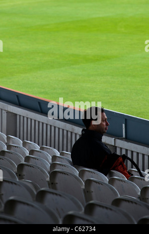 Lone spettatore a partita di cricket al Lords Cricket Ground Foto Stock