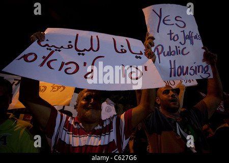 Gli arabi israeliani ebrei join di sinistra e attivisti e prendere per le strade nella piazza principale di Jaffa per protestare contro i costi elevati di vita in Israele. La giustizia sociale protestare anche chiamato tende protesta erano una serie di manifestazioni in Israele a partire dal mese di luglio 2011 coinvolge centinaia di migliaia di manifestanti da una varietà di socio-economica opponendosi al continuo aumento del costo della vita in particolare l'alloggiamento. Foto Stock