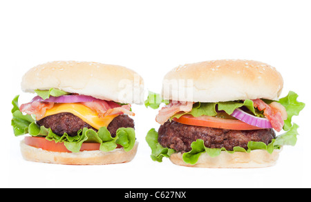 Bacon cheeseburger e Bacon Burger con tutti i fissaggi sul bianco con copyspace Foto Stock