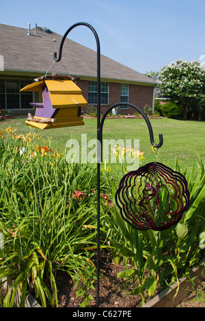 Birdhouse in fiore e orto in Madison, MS. Foto Stock