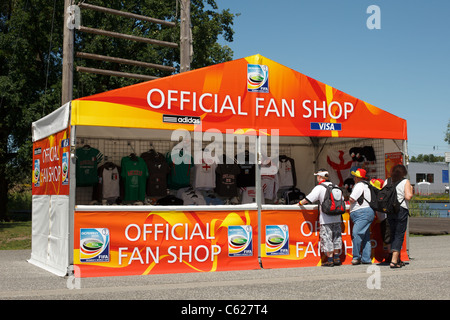 Un chiosco visualizza la merce in vendita presso Arena Allerpark Im a Wolfsburg, in Germania davanti a un 2011 FIFA Coppa del Mondo Donne corrispondono. Foto Stock