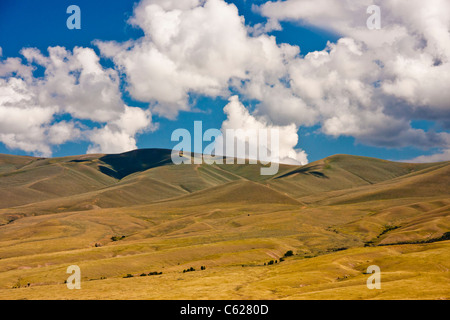 "Big Sky' formazioni di nubi su brulle-guardando le montagne nella parte sud-ovest Montana, come tempesta di pioggia si sviluppa nella distanza. Foto Stock