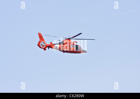 US Coast Guard elicottero sopra Texas City bay. Foto Stock