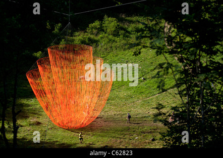 Il Molo Fabre's Land Art Work denominato "risveglio". Sospeso gigante scultura mobile con nastri di colore arancione. Foto Stock