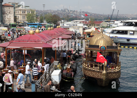 Balik Ekmek (pesce pane sandwich) imbarcazioni presso il Ponte di Galata a Istanbul, Turchia. Foto Stock