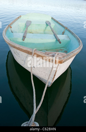 In gommone con remi legato Foto Stock