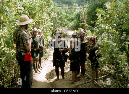 Incontro interculturale alle porte di una comunità remota della minoranza Akha ai confini settentrionali della Thailandia, 1974. Il villaggio e la sua campagna circostante sono stati molto probabilmente trasformati negli anni successivi. Foto Stock