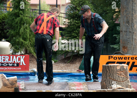 Boscaioli rotolo su un log in acqua in Scheer Lumberjack della mostra al Parco di Kennywood, Pittsburgh, Pennsylvania. Foto Stock