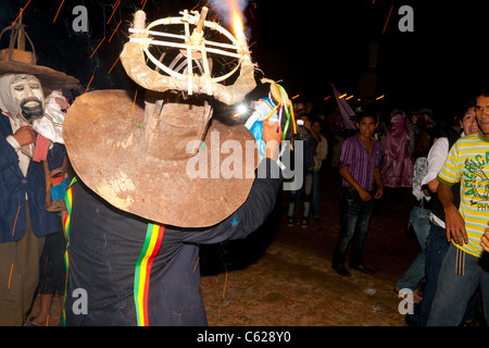 Ichapekene Piesta festival di San Ignacio de Moxos, qui un achu con tipici fuochi d'artificio hat Foto Stock